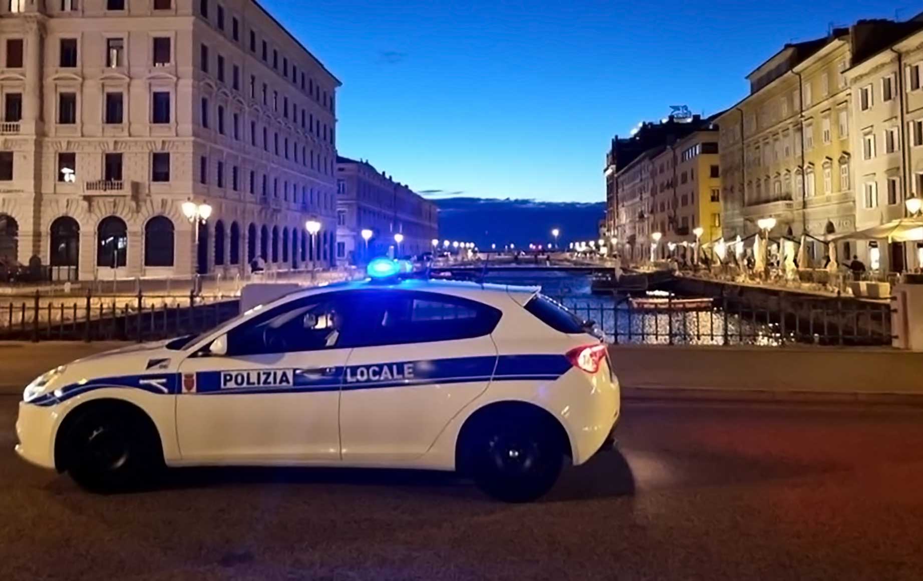 Automobile Polizia Locale a Ponterosso Trieste dopo rapina a donna