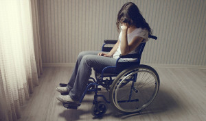ragazza triste in sedia a rotelle