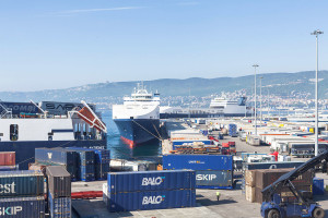 porto-trieste-containers