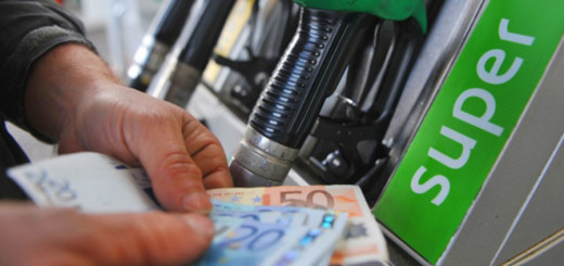 benzinaio con soldi pompa di benzina prezzo carburanti
