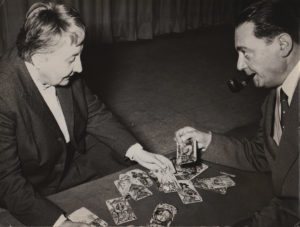 Maria Lupieri e Piero Lustig con i tarocchi alla Galleria Montenapoleone 6A Milano 1955