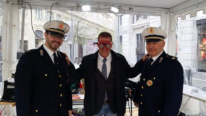 il vice sindaco Paolo Polidori con gli agenti della Polizia Locale mentre indossa  gli occhiali simulatori di ubriachezza