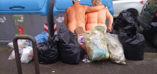 coppia di mezza età fa sesso tra la spazzatura a Lignano