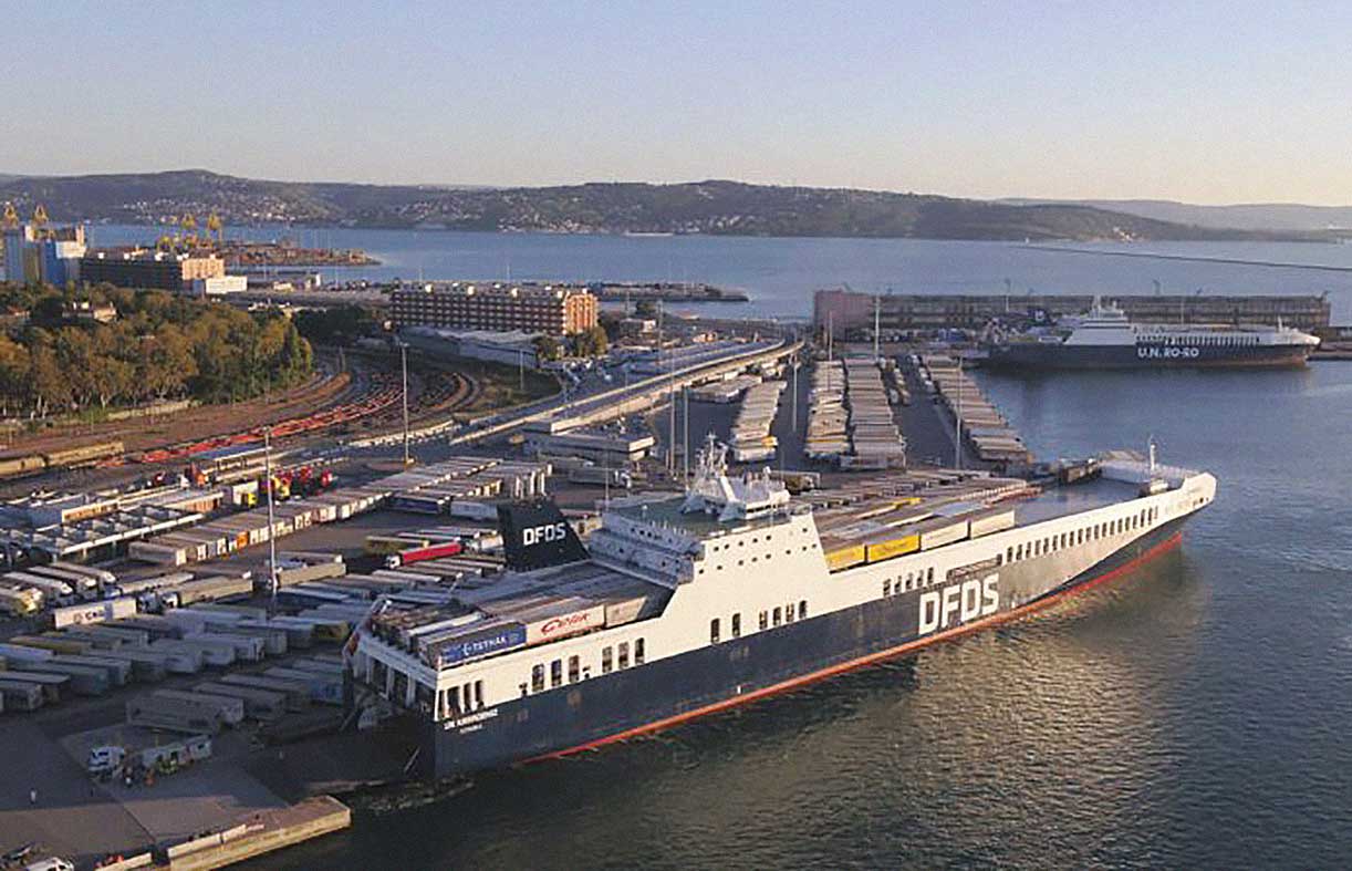 UN Karadeniz DFDS nel porto di Trieste - Riva Traiana