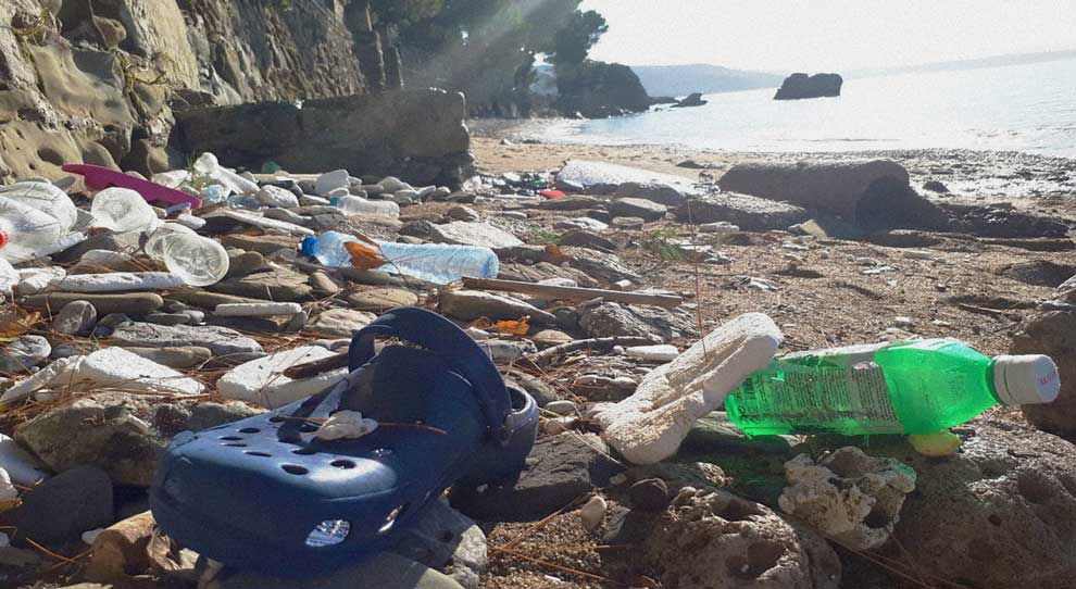 plastica spiaggia Miramare rifiuti scovaze