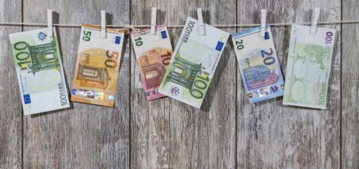 soldi Euro appesi ad asciugare
