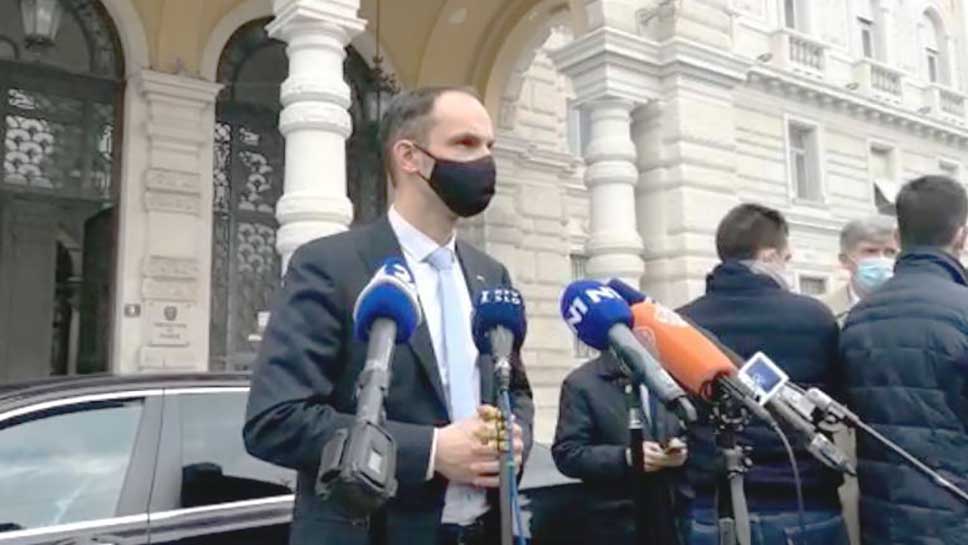 Il ministro degli esteri sloveno Anže Logar davanti ai giornalisti