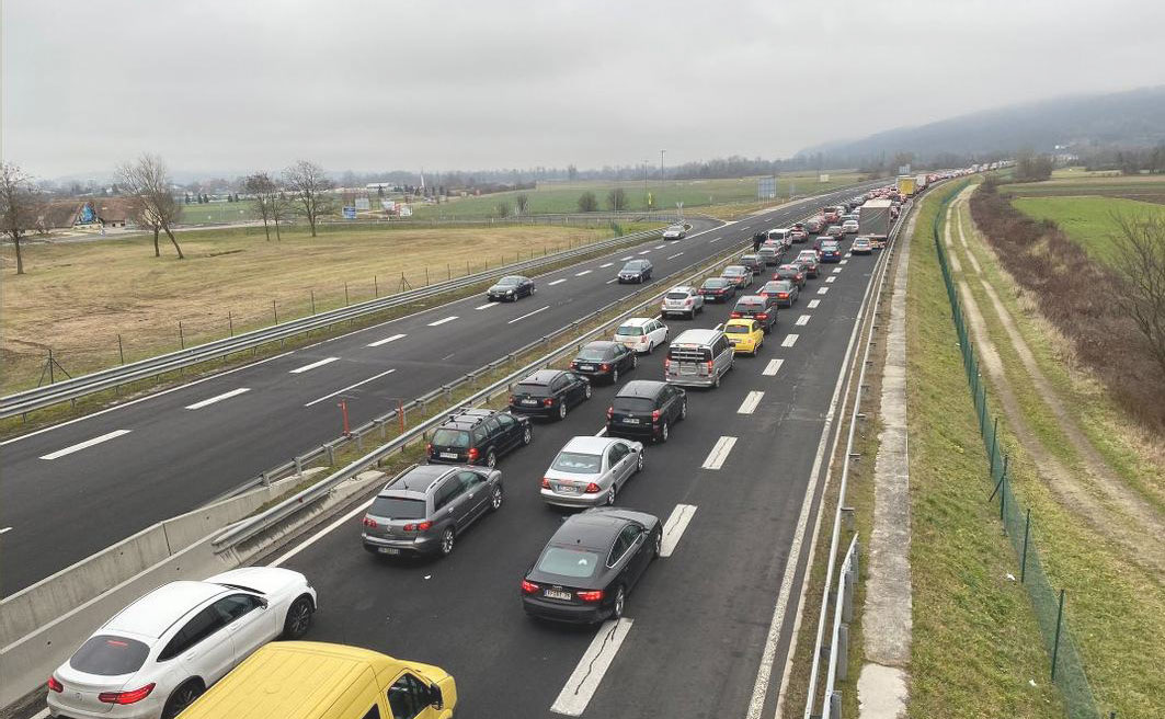 fila automobili confine Croazia