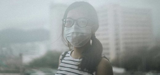 inquinamento atmosferico ragazza con mascherina