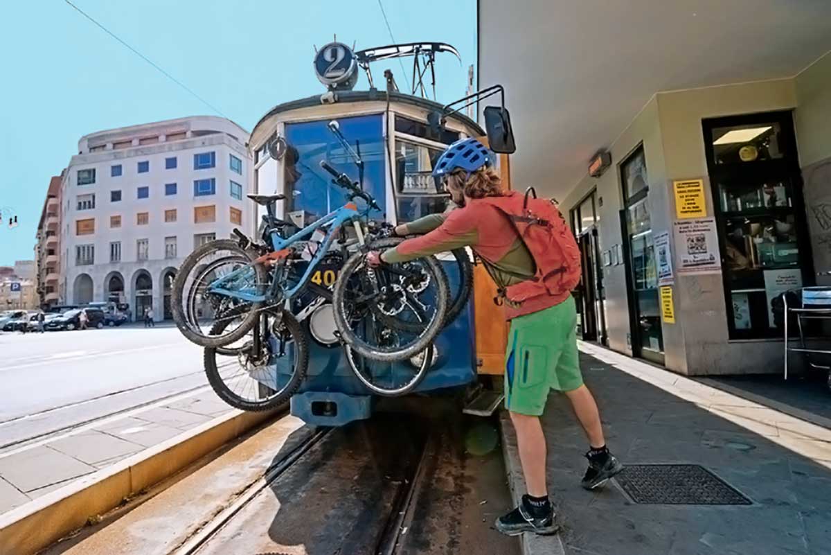 Tram biciclette piazza Oberdan Trieste