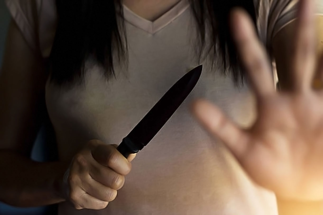 donna assassina con coltello