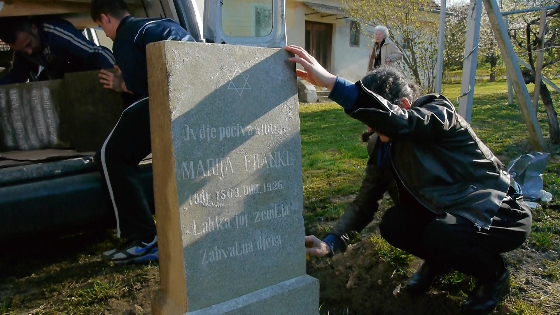 Amela Frankl, A Ballad of Two Grave Blocks, 2015, performance, installazione di arte pubblica (fotografia di Boris Cvjetanović, courtesy ICA Zagabria)