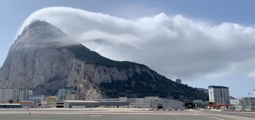 Rocca di Gibilterra con vento e nuvole