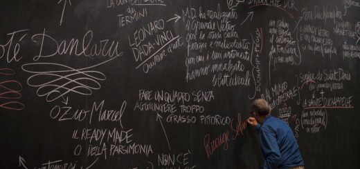 Una immagine dal film: l'omaggio di Pablo Echaurren a Marcel Duchamp (foto Jacopo Landi, courtesy Giorgio de Finis)