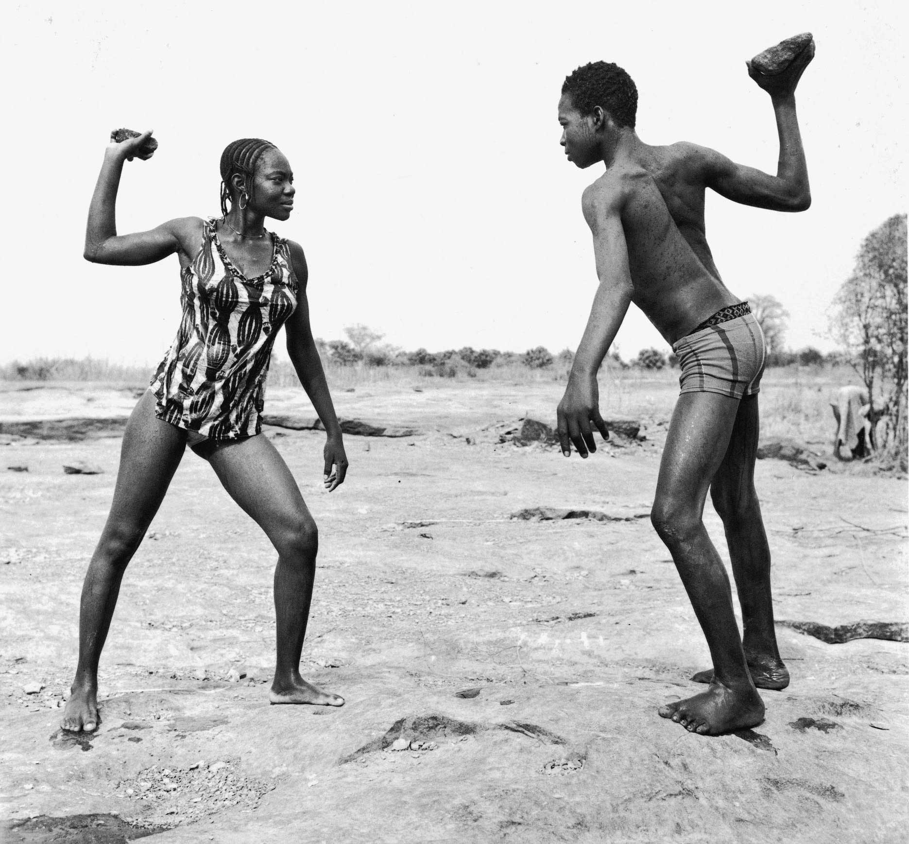 Malick Sidibé, Amici che combattono con le pietre, 1976, Stampa alla gelatina ai sali d’argento 
Courtesy Jean Pigozzi African Art Collection and Galerie Magnin-A, Paris