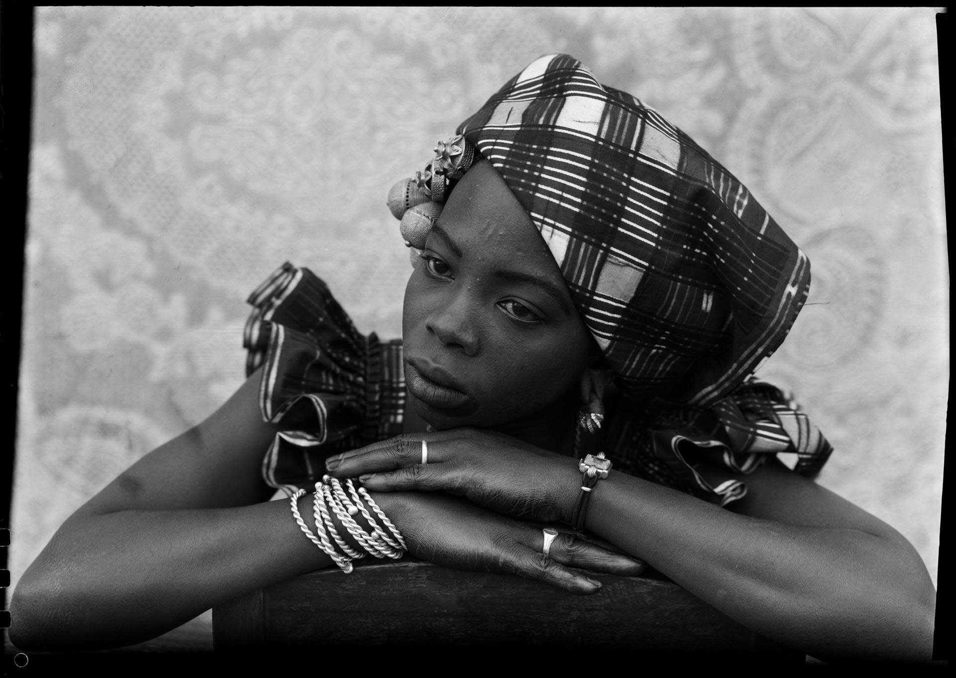 Seydou Keïta, Senza titolo, 1949-1951, Stampa alla gelatina ai sali d’argento 
Courtesy Jean Pigozzi African Art Collection