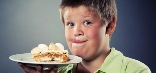 bambino obeso mangia torta