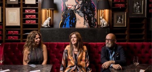 Nella foto da sinistra Sabrina Neri, protagonista del quadro della mostra, l’artista Giulia Crimaldi e il titolare del caffè Dizzi Alfons. Ph Giuliano Koren Photographer