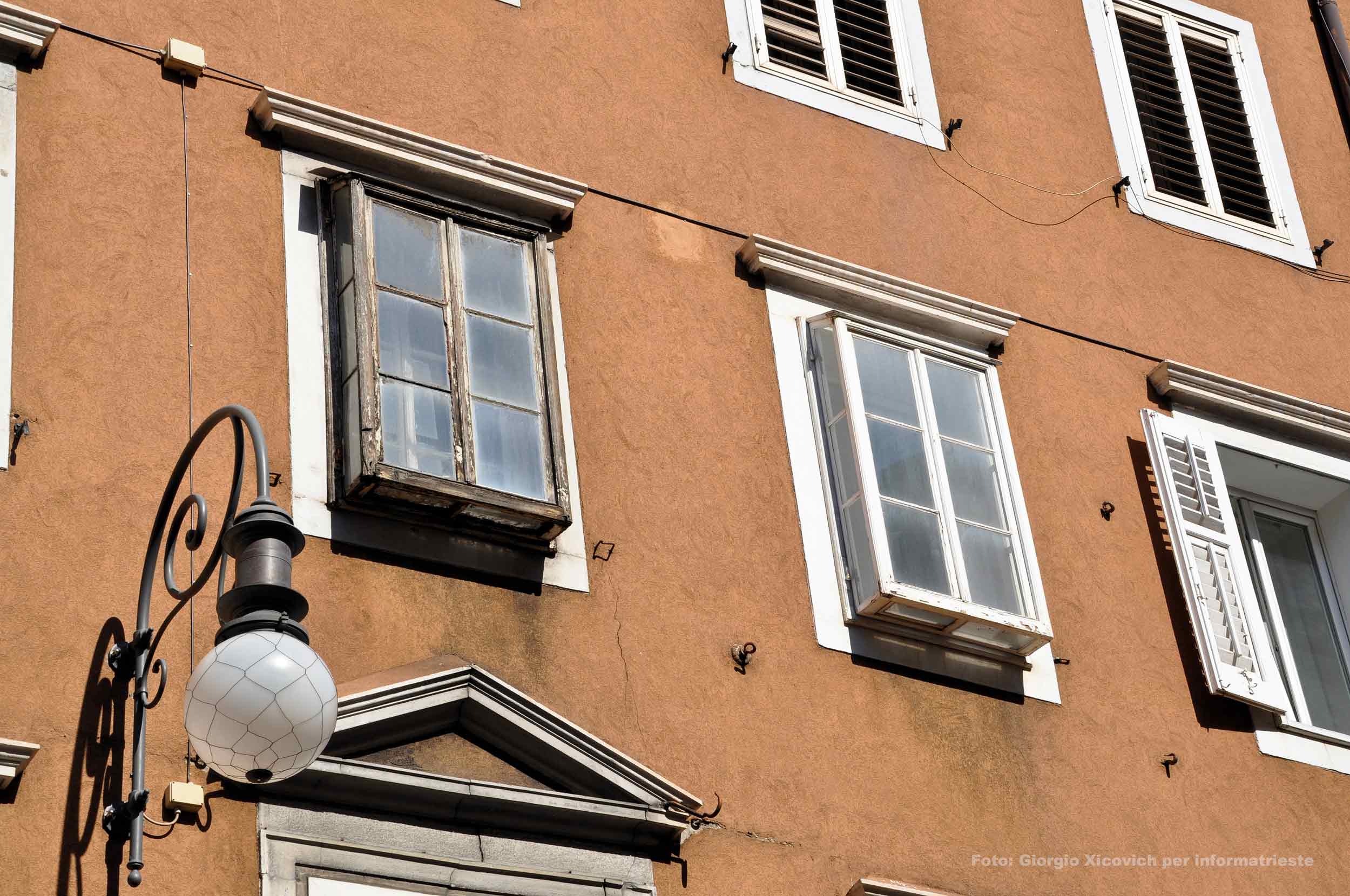 finestre a sburti in Corso Saba a Trieste - foto: Giorgio Xicovich