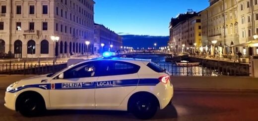 Automobile Polizia Locale a Ponterosso Trieste dopo rapina a donna