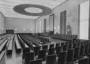 L'aula magna dell'Università negli anni Cinquanta. Autore sconosciuto. Archivio dell'Università degli Studi di Trieste