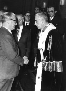  Il Presidente della Repubblica Giovanni Gronchi stringe la mano al rettore Rodolfo Ambrosino nell'aula magna dell'Università, 7 ottobre 1956. Archivio dell'Università di Trieste