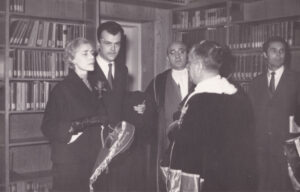 L'ambasciatrice statunitense Clare Boothe Luce, in visita all'Università, conversa col rettore Rodolfo Ambrosino, 14 dicembre 1954. Foto Artefoto, Trieste. Archivio dell'Università di Trieste