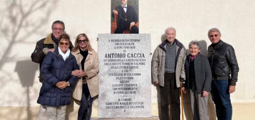 18 novembre 2023 - Salvore - Lapide Antonio Caccia presidente societa CH beneficienza Irina Feluga