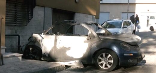 La "New Beetle" Wolkswagen decapottabile incendiata in via Orsera 20 a Trieste
