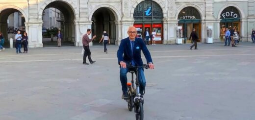Giorgio Cecco FareAmbiente in bici a Trieste sotto il Municipio