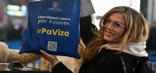 Un passeggero con una borsa promozionale con la scritta "#BrezVizuma" all'aeroporto di Pristina. Foto: Reuters