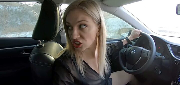 automobile donna che guida e si meraviglia della sospensione del bollo auto