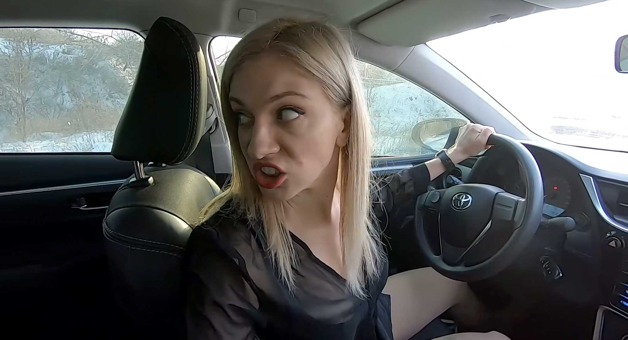 automobile donna che guida e si meraviglia della sospensione del bollo auto