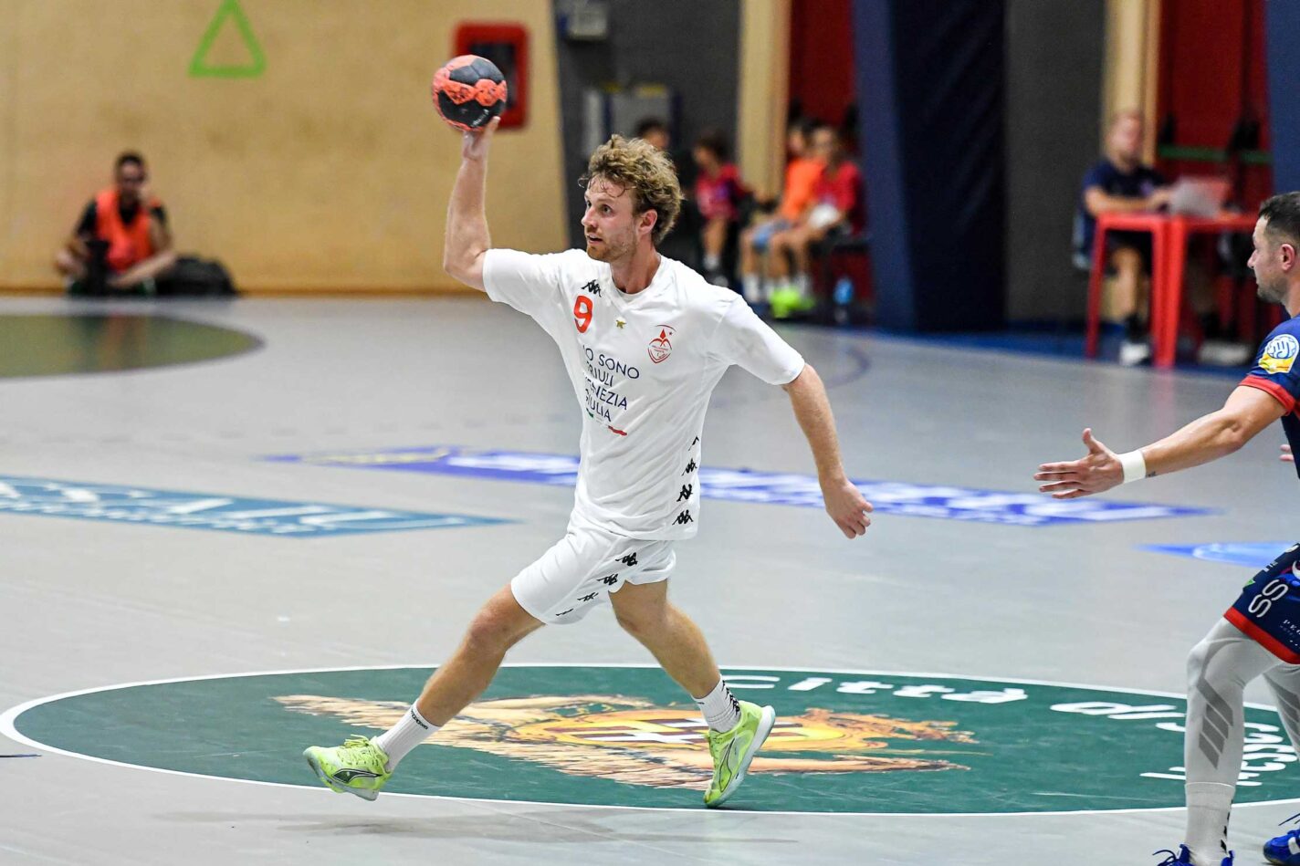 (nella foto credit Claudio Atzori / Raimond Sassari, il pivot norvegese Midtun, top-scorer biancorosso con 5 gol assieme a Pauloni)