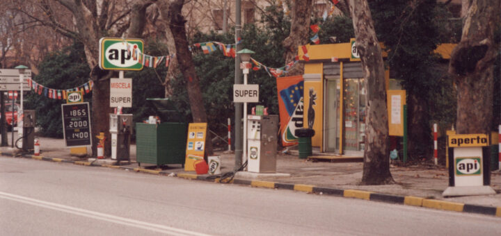 distributore API Passeggio S. Andrea a Trieste, anni '90