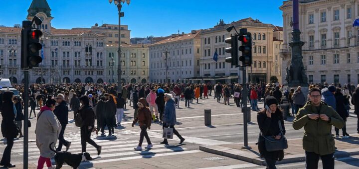 Trieste attraversamento strisce pedonali pedoni